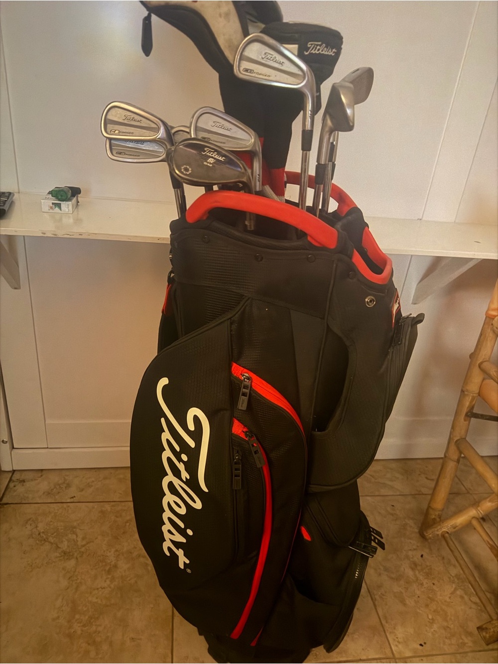 Titleist full set of 15 right hand clubs and Titleist Black and Red Golf Bag